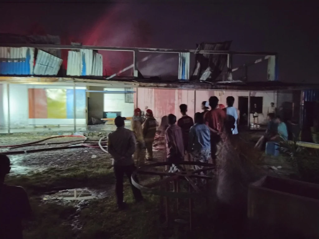 Ledakan dari Lantai Dua, Pabrik Es di Batui Ludes Terbakar, Kerugian Tembus Rp1 Miliar