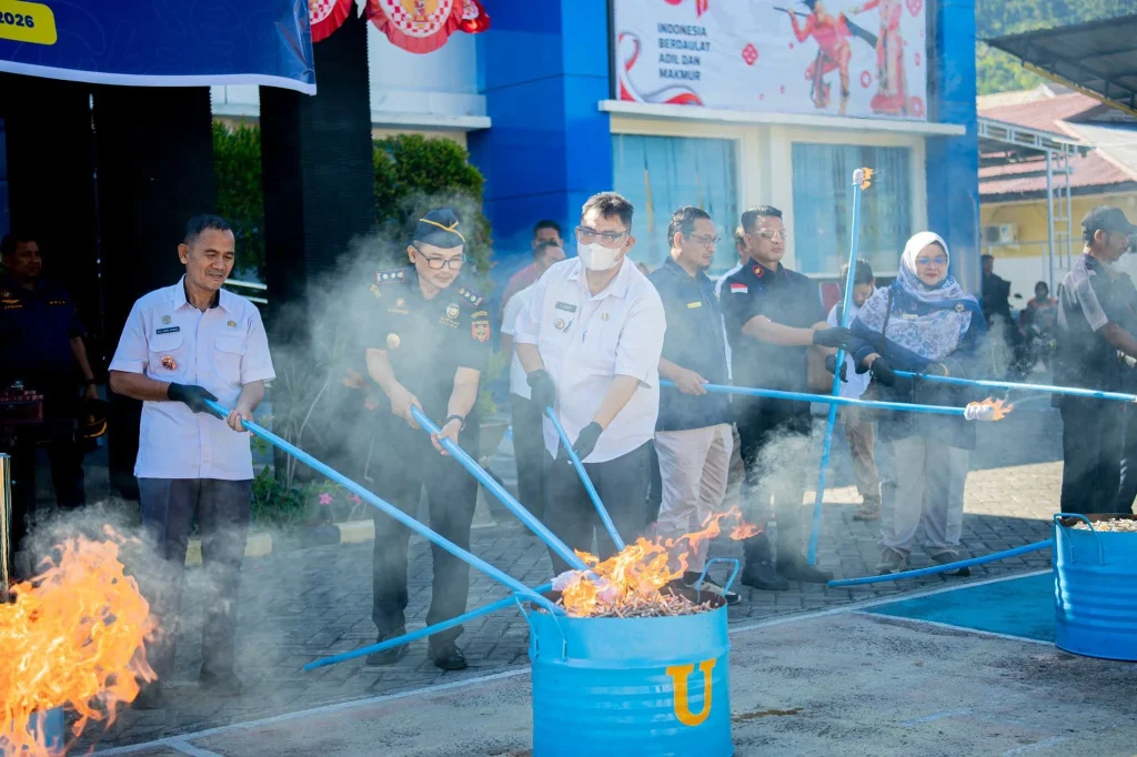 BC Luwuk Musnahkan 398 Ribu Batang Rokok Ilegal dan 84 Liter Miras  