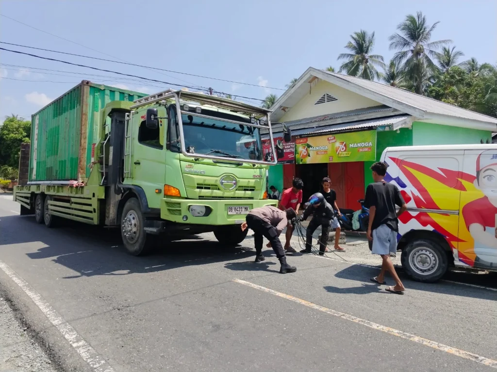 Belok Mendadak, Emak-emak Tabrak Gran Max hingga Terluka