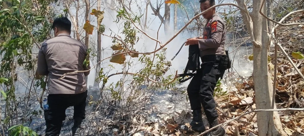 48 Jam Berjibaku, Samapta Polresta Banggai Tak Tinggalkan Lokasi Sebelum Api Padam
