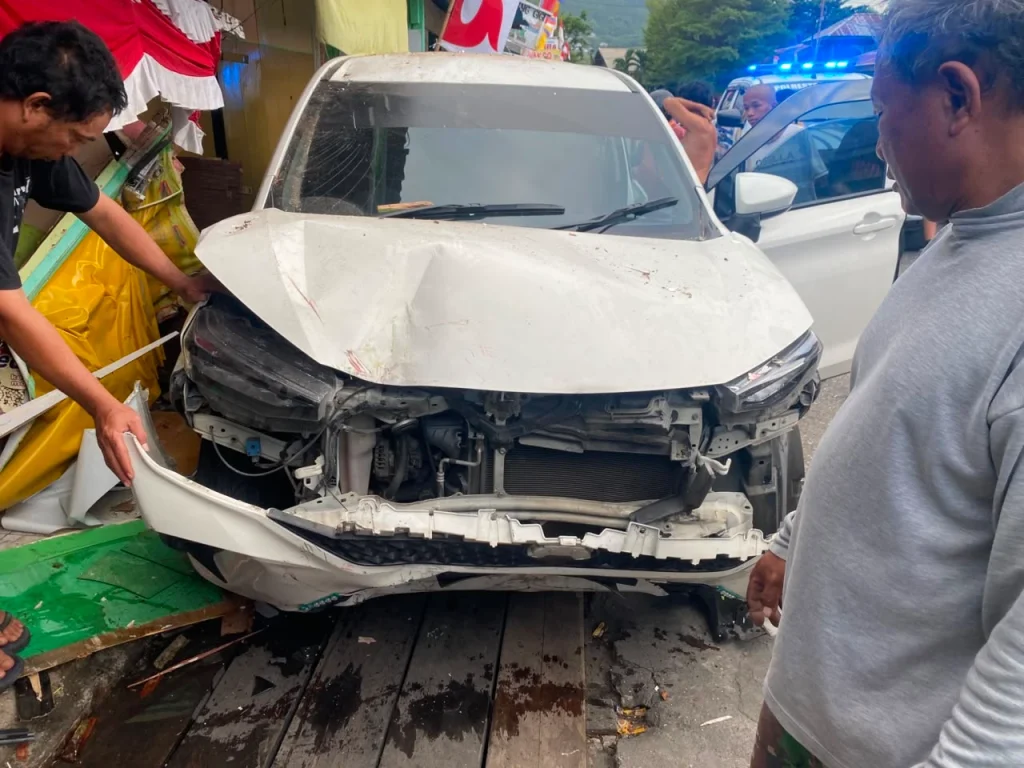 Sopir Mengantuk, Mobil Tabrak Sejumlah Kios di Luwuk