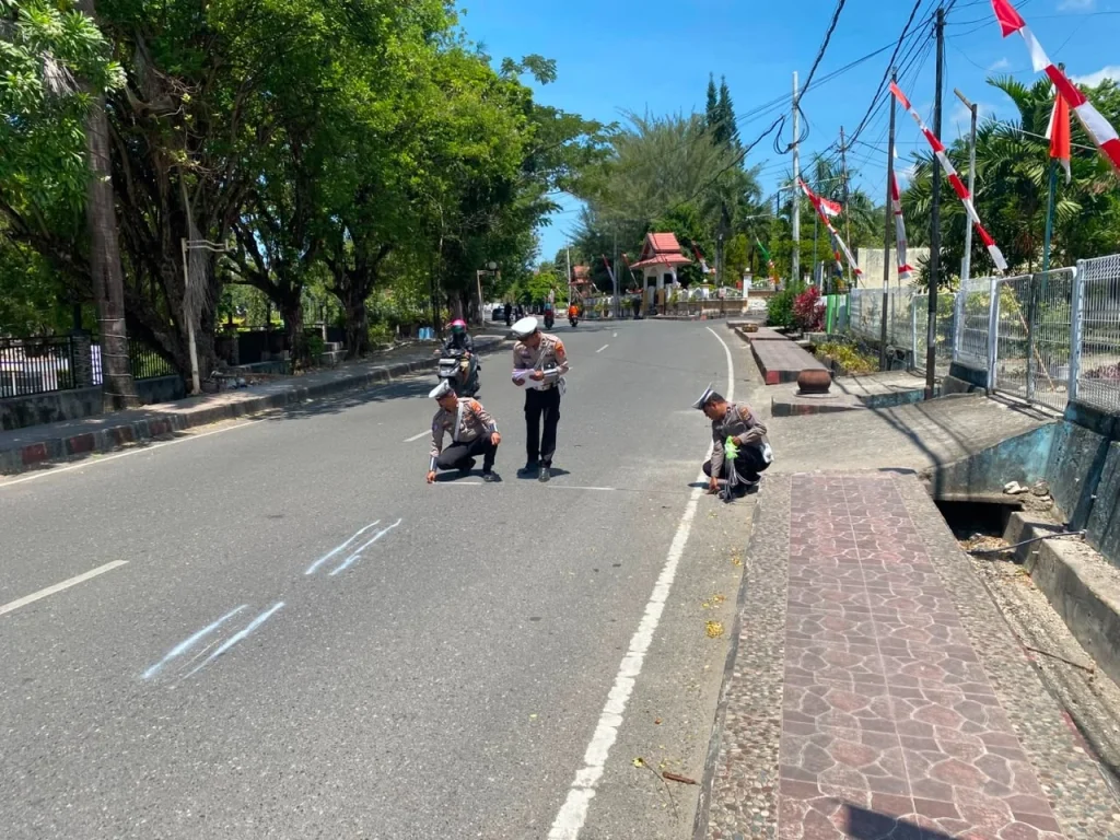 Olah TKP, Pelajar Ngebut Tanpa Helm di Luwuk Tewas Usai Tabrak Ambulance Parkir*