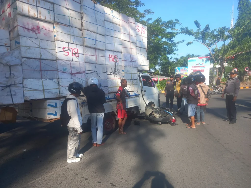 Laka Lantas : Roda Dua vs Roda Empat di Tugu Adipura Luwuk. 