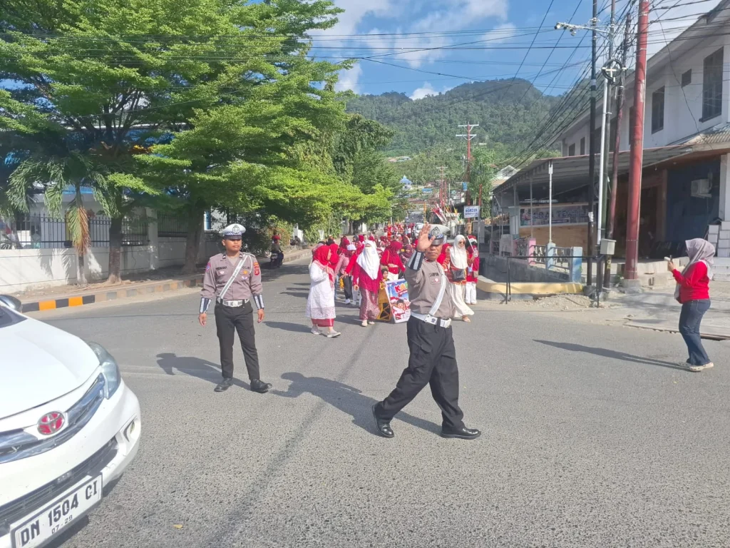 Satlantas Polresta Banggai Kawal Karnaval Semarak HUT RI TK Cokroaminoto Luwuk