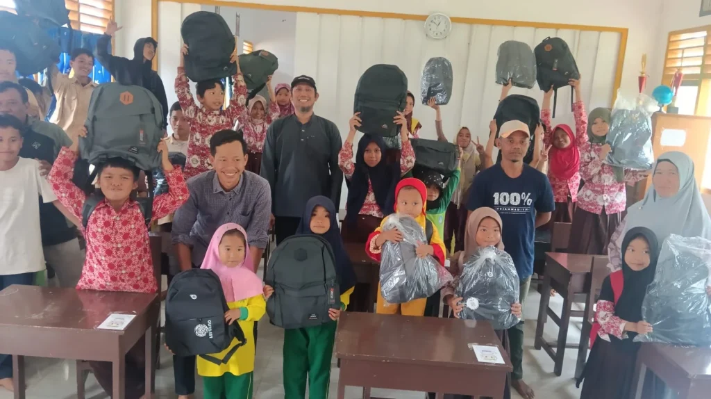 KKN UMLB Pamit dari Tombiobong, Diwarnai Hadiah dan Bantuan untuk Anak-anak