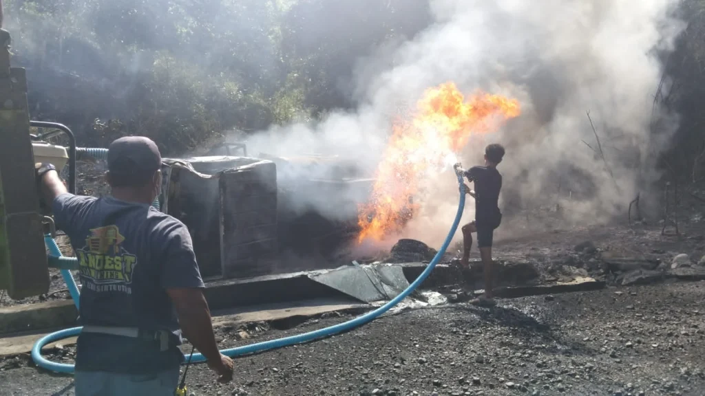 Tak Mampu Menanjak, Mobil Tanki Bermuatan Solar Tergilincir hingga Alami Kebakaran