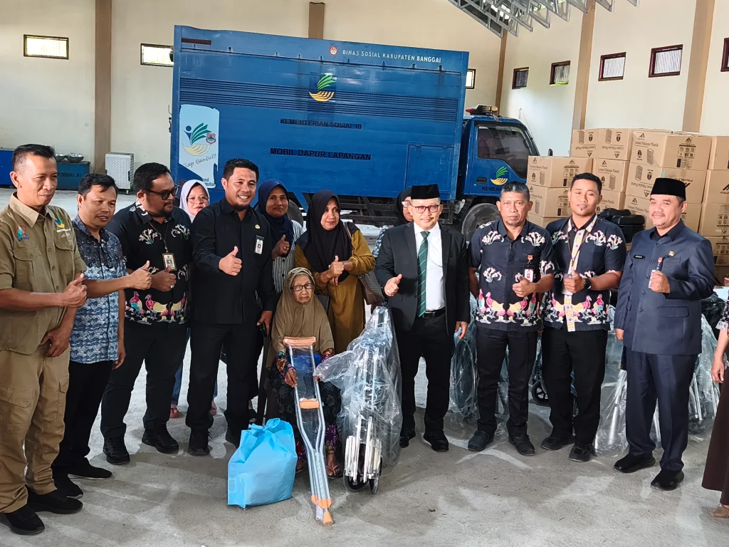 Bupati Banggai Serahkan Bantuan, Tegaskan Tak Boleh Salah Sasaran