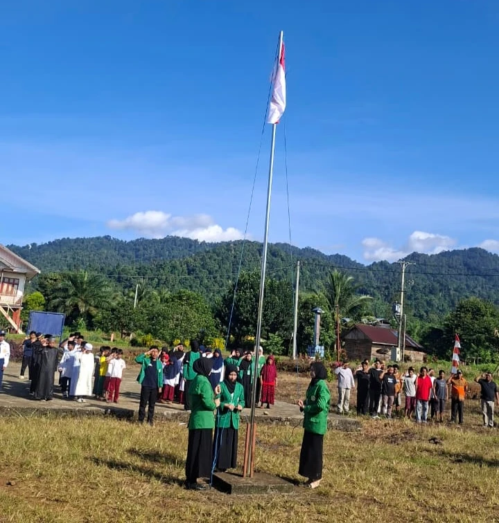 Di Bawah Kibaran Merah Putih, Mahasiswa KKN-MB Unismuh Luwuk dan Warga Tombiobong Rayakan Kemerdekaan