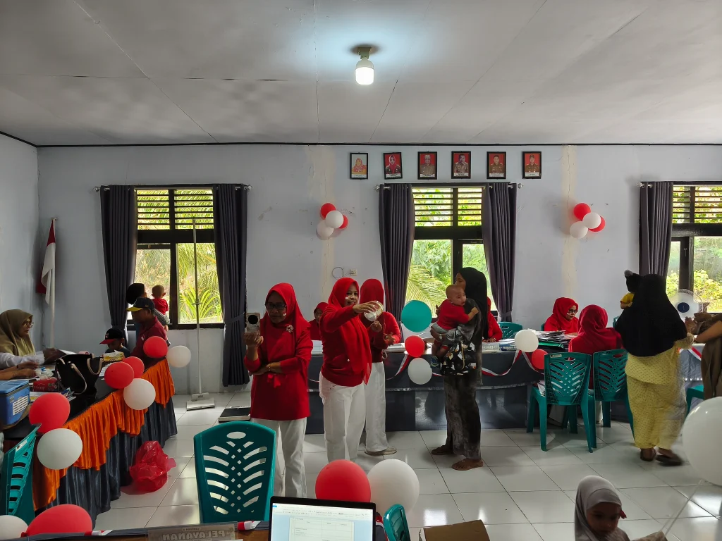 Balon Merah Putih dan Senyum Anak Warnai Imunisasi di Posyandu Kompo