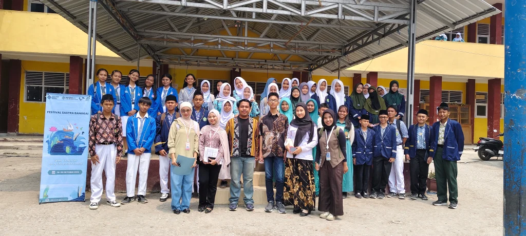 Mengubah Imajinasi Menjadi Karya: Festival Sastra Banggai Gelar Sesi Inspiratif di SMPN 2 Luwuk