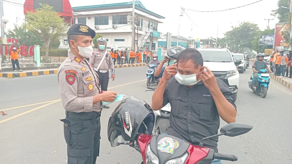 Lindungi Warga dari Kabut Asap: Polresta Banggai dan BPBD Bagikan 5 Ribu Masker 