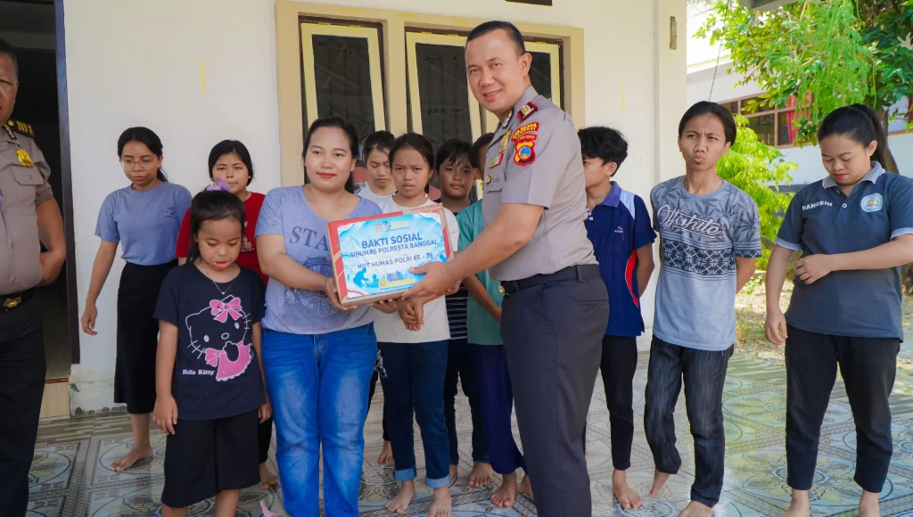 Semarak HUT Humas Polri ke-75, Kapolresta Banggai Berbagi Sembako di Dua Panti Asuhan